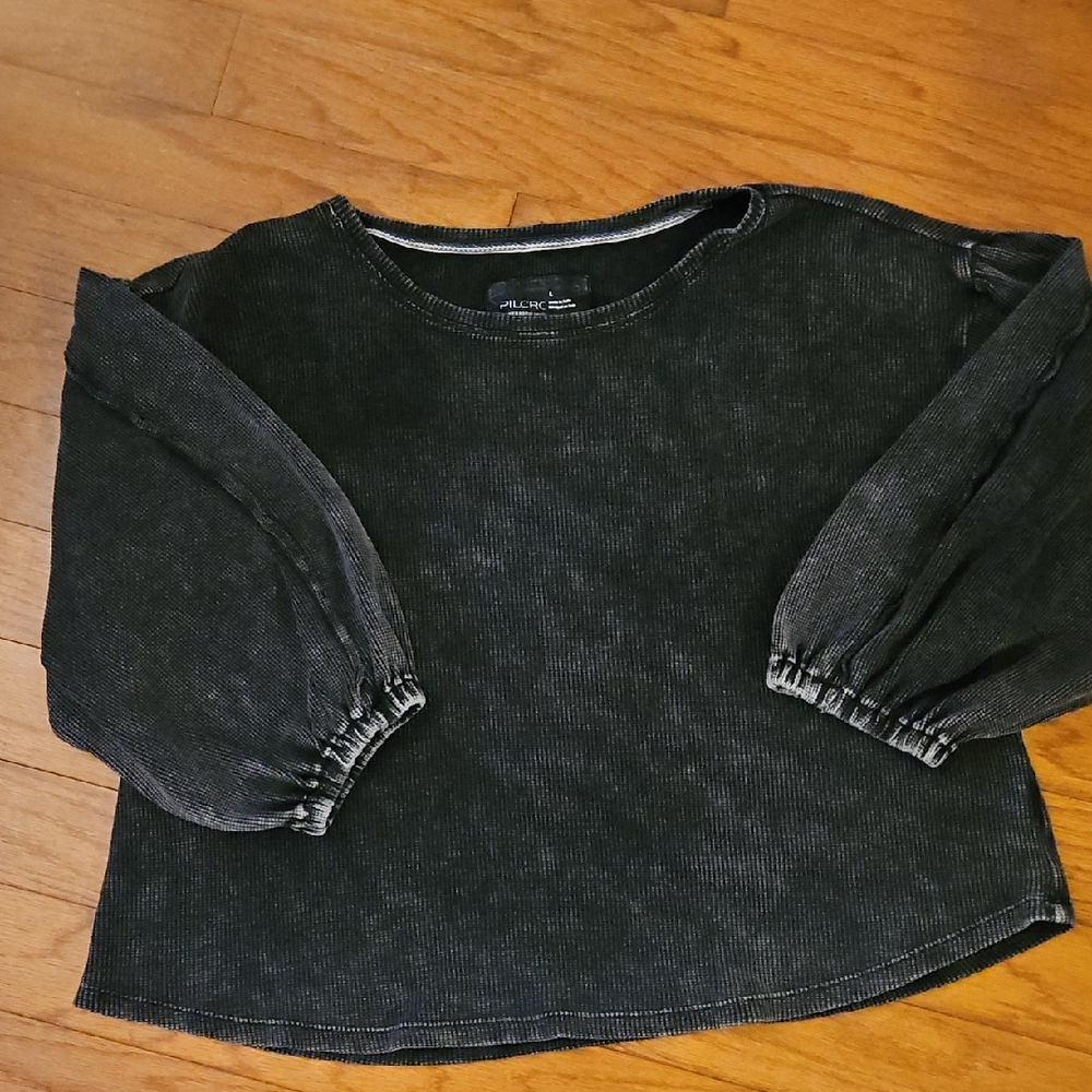 PILCRO BOXY THERMAL ACID WASH BLACK TOP W/BALLOON SLEEVES. SZ L